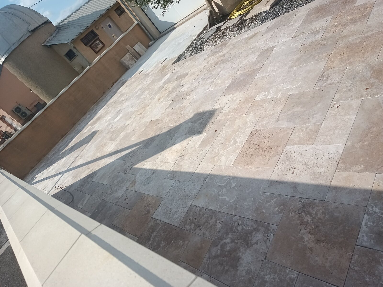 Pose de carrelage extérieur : Terrasse travertin opus romain