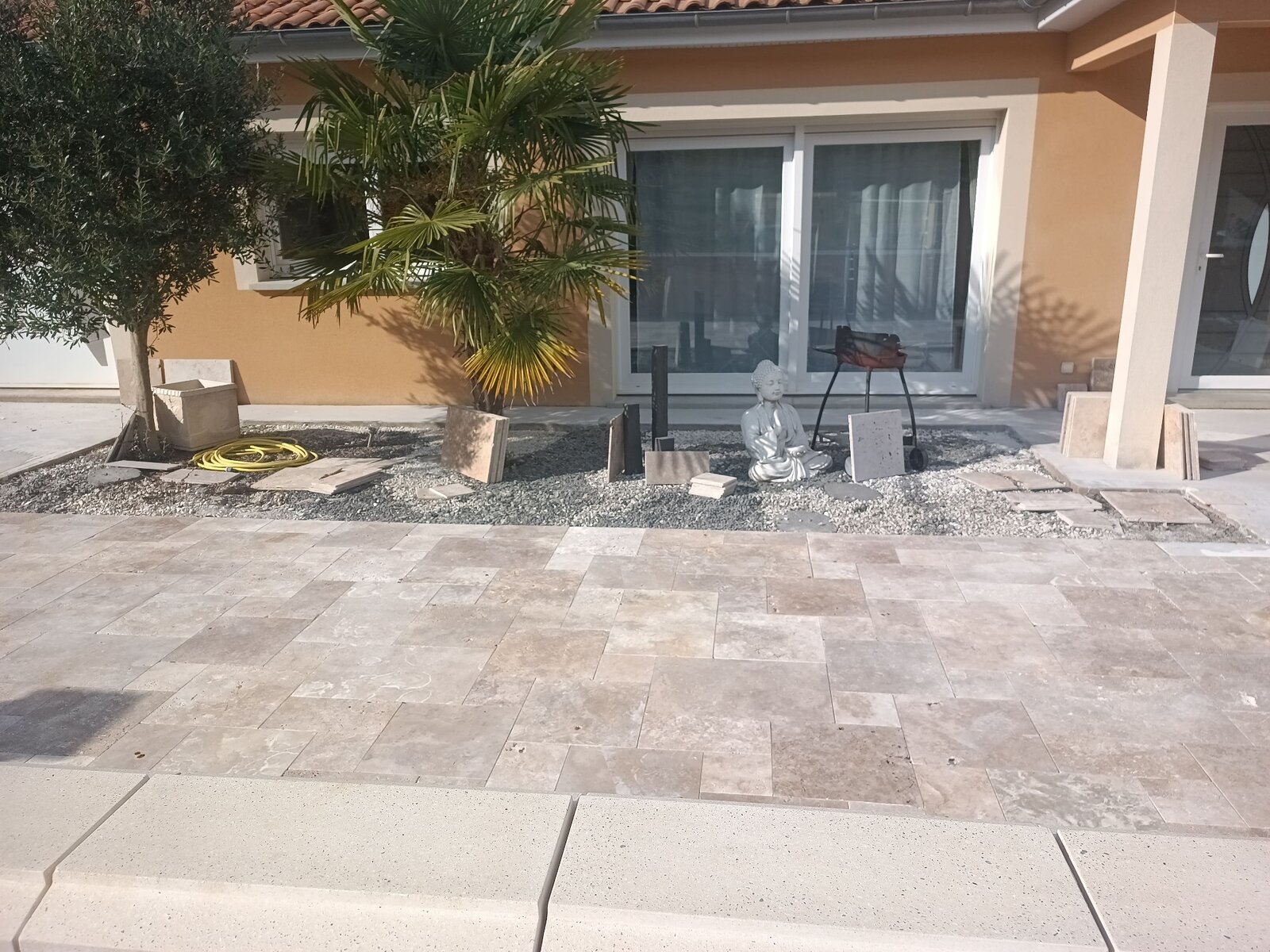 Pose de carrelage extérieur : Terrasse travertin & espace zen