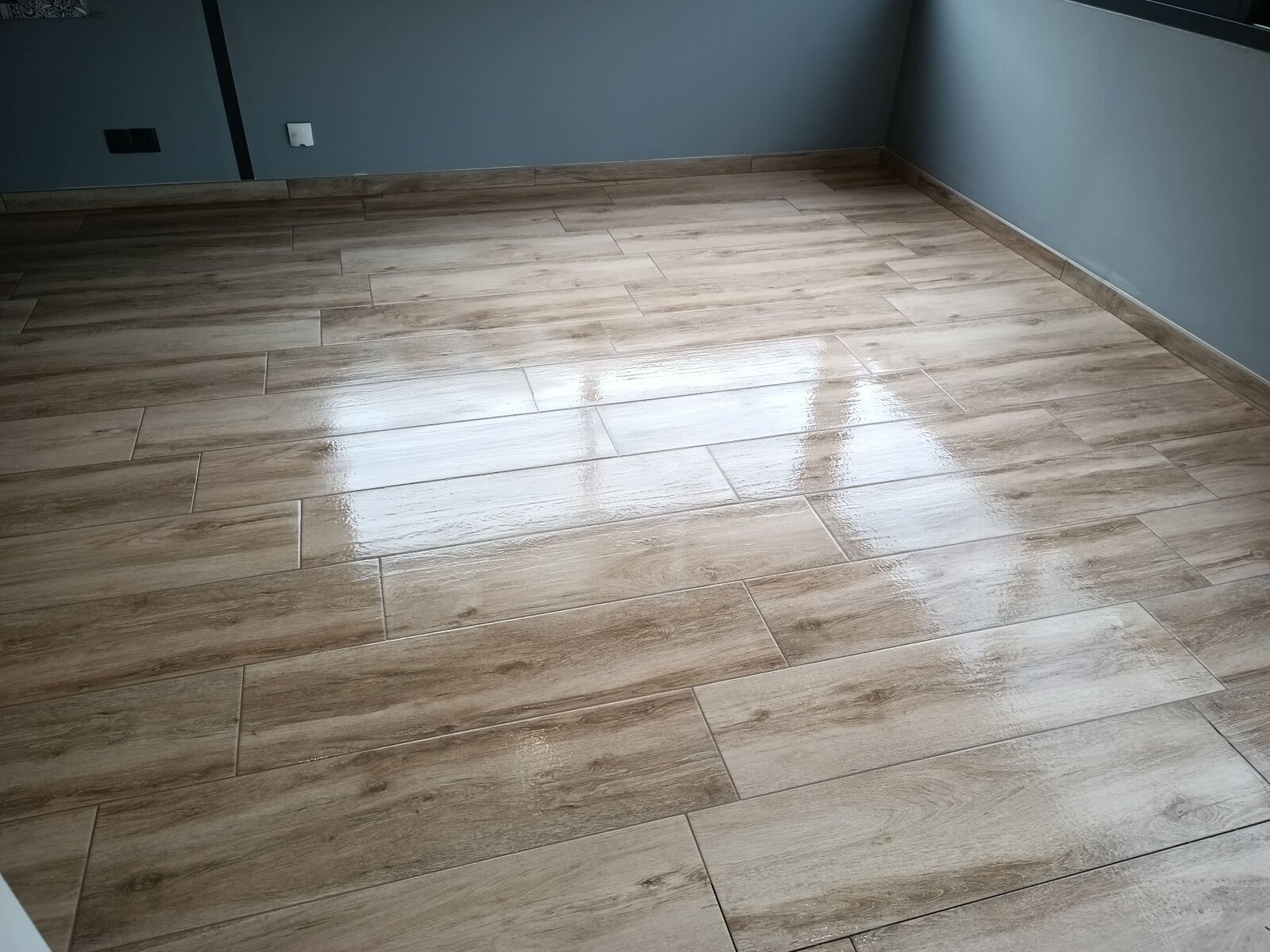 Pose de carrelage intérieur : Sol carrelage effet bois clair