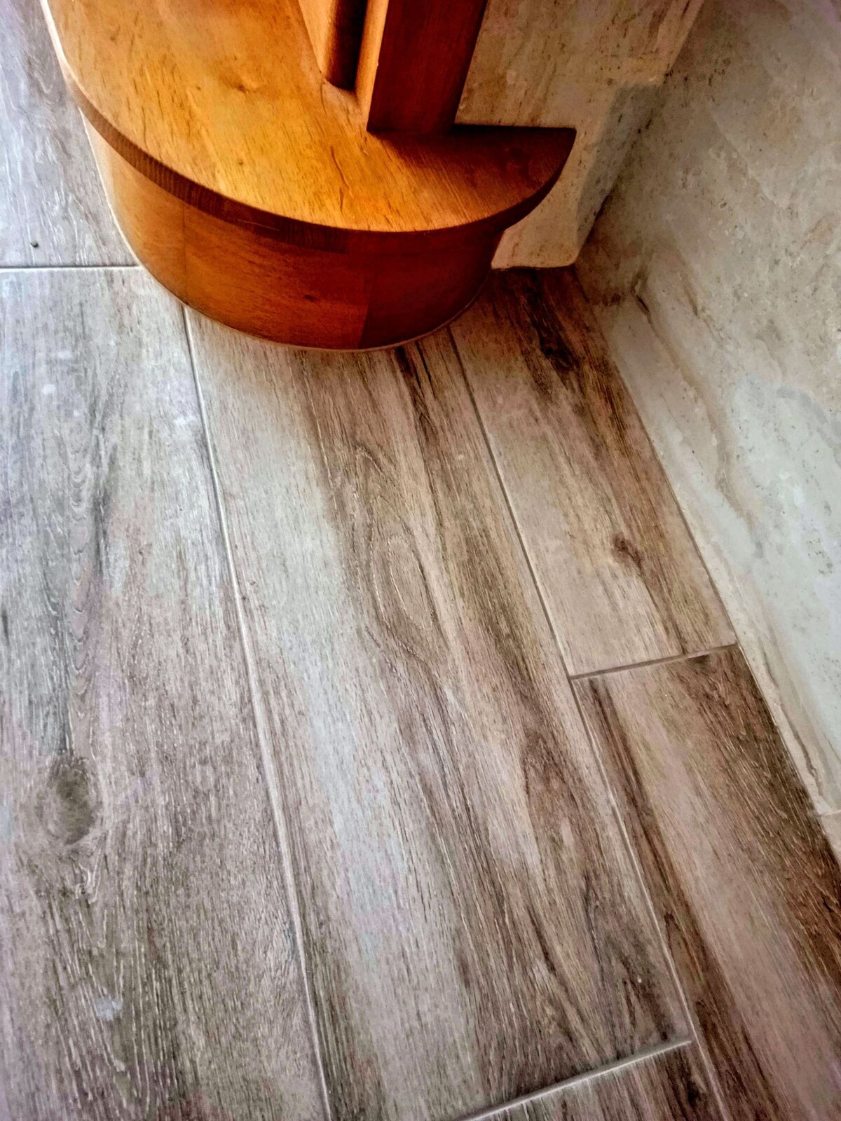 Pose de carrelage — intérieur : Carrelage effet bois grisé