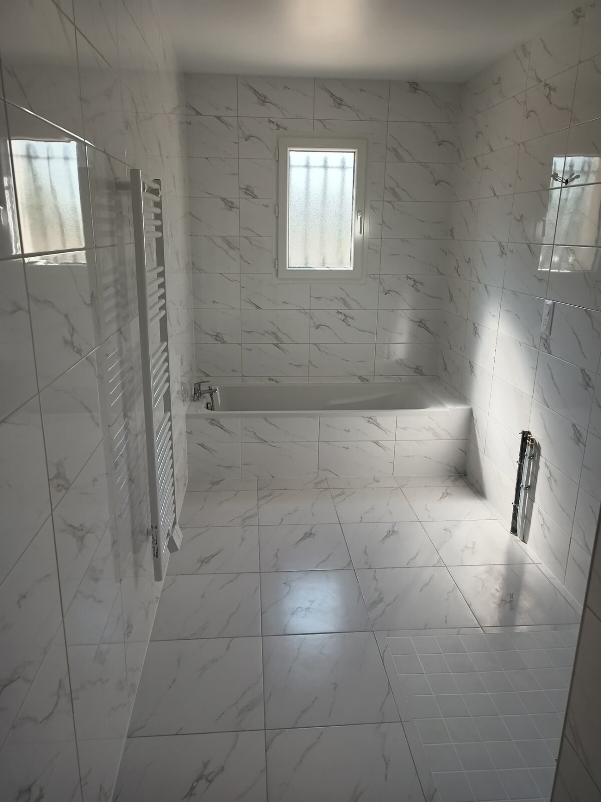 Pose de carrelage — salle de bains : Salle de bain marbre - Vue d'ensemble