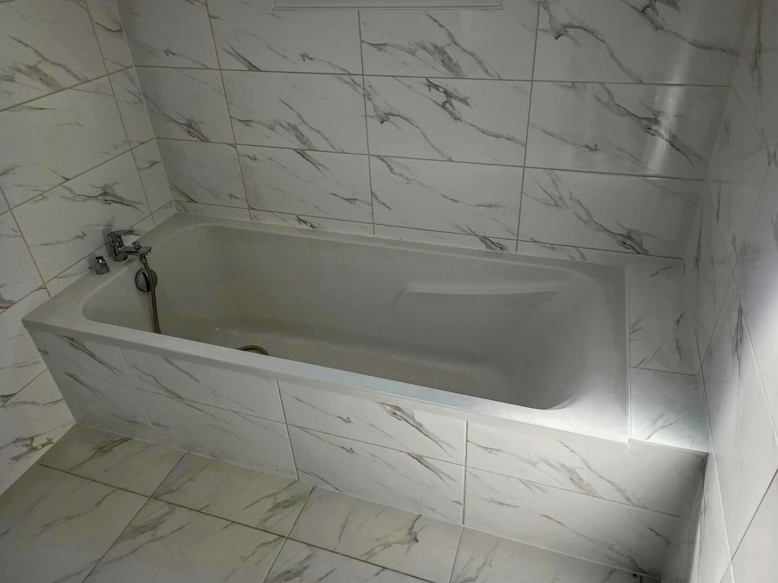 Pose de carrelage — salle de bains : Salle de bain marbre - Habillage baignoire