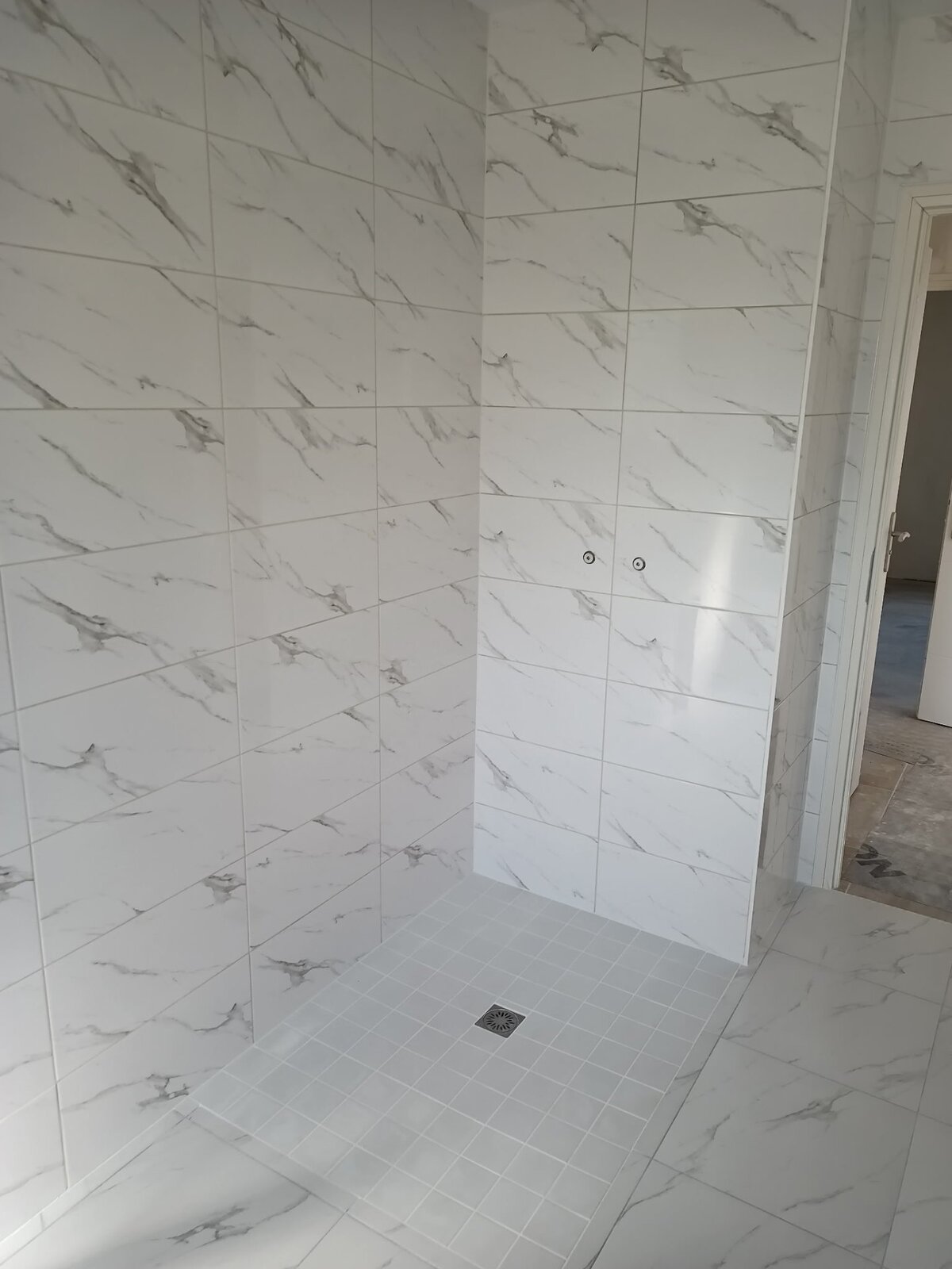 Pose de carrelage — salle de bains : Salle de bain marbre - Douche à l'italienne